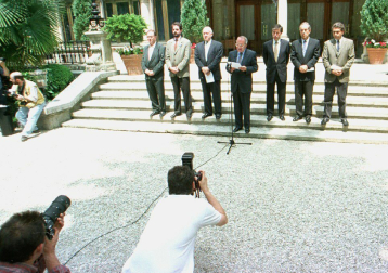 El lehendakari, José Antonio Ardanza, acompañado de los líderes de los partidos del bloque democrático, entre ellos Carlos Garaikoetxea,, lee el comunicado conjunto elaborado por la Mesa de Ajuria Enea tras el asesinato de Miguel Angel Blanco en 1997
