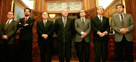 Firmantes del acuerdo de Ajuria Enea durante la lectura del comunicado final de condena del atentado que le costó la vida a José Luis Caso en 1997, entre ellos Carlos Garaikoetxea.