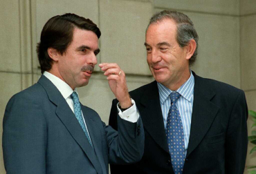 El presidente del Gobierno, José María Aznar, recibió en el Palacio de la Moncloa al presidente de Eusko Alkartasuna, Carlos Garaikoetxea, dentro de la ronda de contactos con dirigentes políticos para analizar la situación creada tras el anuncio de alto el fuego de ETA en 1998