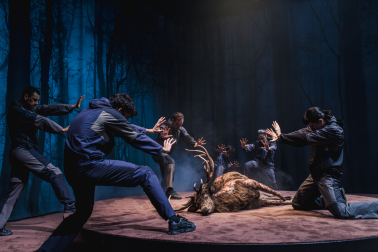 Una escena de 'Ultimátum', interpretada por seis bailarines