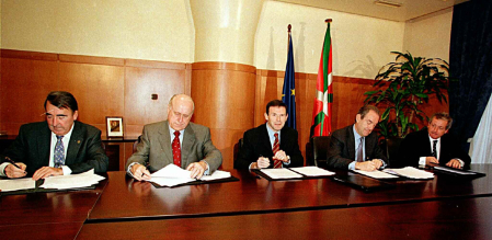 Firma del acuerdo nacionalista para formar el Gobierno Vasco. De izq., a drcha, Ricardo Ansotegui, Xabier Arzalluz, Juan José Ibarretxe, vicelehendakari en funciones, Carlos Garikoetxea e Inaxio Oliveri, consejero de Cultura en funciones (1998)