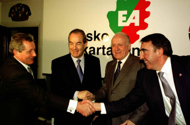 Los presidentes del PNV, Xabier Arzalluz, (2d), y de EA, Carlos Garaikoetxea,(2I), y los secretarios de las dos formaciones Inaxio Oliveri, (I), y Ricardo Ansotegui, (d), se dan la mano tras el acuerdo alcanzado por ambos grupos para concurrir en coalición a las elecciones locales y forales (1999)