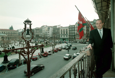 Carlos Garaikoetxea, fotografiado en su despacho en Pamplona en 1999.