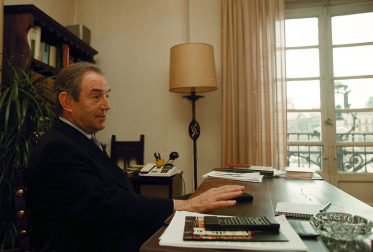 Carlos Garaikoetxea, en su despacho de Pamplona en 1999.