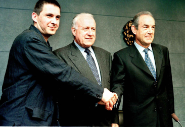 Arnaldo Otegi (EH), Xabier Arzalluz (PNV) y Carlos Garaikoetxea (EA) se dan la mano tras firmar el pacto de legislatura (1999)