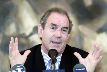 Carlos Garaikoetxea, parlamentario y expresidente de EA, en una conferencia en 2001