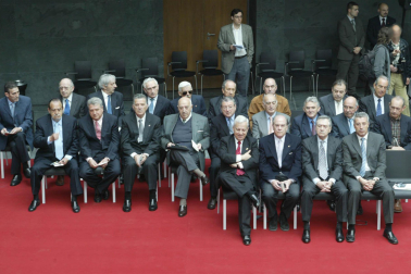 Acto del XXV aniversario del Parlamento de Navarra. Entre los parlamentarios homenajeados, Carlos Garaikoetxea (2004)