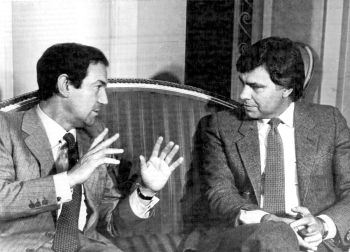 El presidente del Gobierno, Felipe González, y el lehendakari del Gobierno Vasco, Carlos Garaikoetxea, durante una entrevista en el Palacio de la Moncloa (1984)