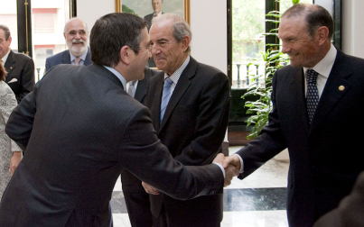 El Lehendakari, Patxi López, saluda a sus antecesores en el cargo, Juan José Ibarretxe y Carlos Garaikoetxea, a su llegada al acto organizado por el Parlamento Vasco para conmemorar el trigésimo aniversario de su creación (2010)