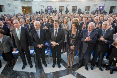 Carlos Garaikoetxea (segundo por la izquierda), fue distinguido con la Cruz del Árbol de Gernika durante los actos de conmemoración del Día de Euskadi, aniversario de la proclamación del Estatuto de Gernika (2011)