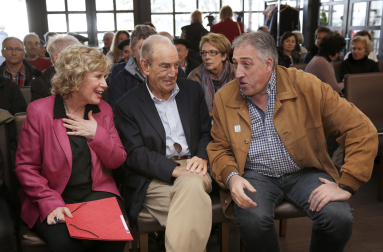 El exlehendakari Carlos Garaikoetxea, acompañado por el alcalde de Pamplona, Joseba Asiron y la coordinadora de esta formación, Miren Aranoa, durante el acto de conmemoración del treinta aniversario de Eusko Alkartasuna en 2016 en Pamplona