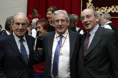 Carlos Garaikoetxea posa junto a Miguel Etxenike cuando recibió el físico recibió la Medalla de Oro de Navarra en 2016. Con ellos, posa también Juan Cruz Alli