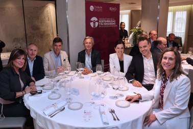 De izquierda a derecha, Laura Sandúa, directora general de Aceites Sandúa; José Manuel Erro, director general de Grupo La Información; Fran Ecay, de Construcciones Ecay; Carlos Álvarez, director general de Intermalta; Ana Ursúa, directora general de AIN; Héctor Barbarin, director general del CNTA; y Alicia Nicolás, directora comercial del Grupo La Información. En la mesa también se encontraban Eduardo López, CEO de The Real Green Food; y José Ignacio Pérez de Albéniz, director general de ARPA Abogados Consultores.
