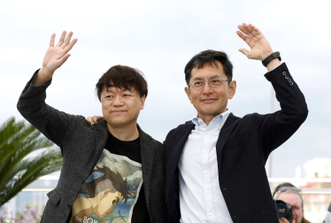 El director japonés Goro Miyazaki (d) y Kenichi Yoda de Studio Ghibli, en una fotografía de archivo del 20 de mayo de 2024