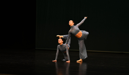 Dos de las alumnas de la escuela de danza Diana Casas actúan durante el certamen