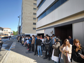 Quince estudiantes de primero de Bachillerato del Colegio Calasanz Escolapios han aprovechado el tiempo de recreo para intentar ver a la Reina