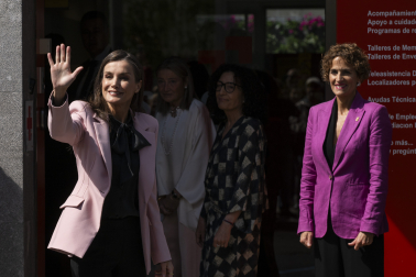 La reina Letizia, junto a María Chivite, salud a su llegada a la sede de la Cruz Roja de la calle Aralar