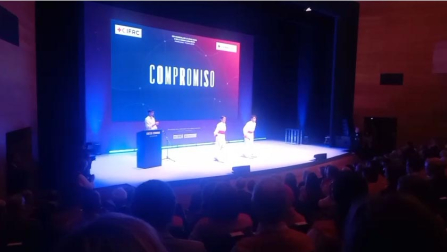 Dos dantzaris han bailado un aurresku de bienvenida dentro del Museo Universidad de Navarra