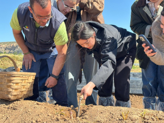 Los alumnos y alumnas tuvieron la oportunidad de conocer todo sobre la producción de espárragos en la finca de Moreno Amatria en Sartaguda
