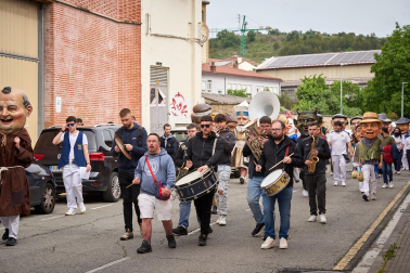 Fotos del 30 aniversario de la comparsa de kilikis de Villava
