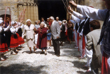 Juana Viana Campos (en el centro, de rojo), en el homenaje municipal recibido en 1998