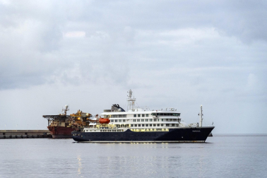 Fotos del desembarco de los pasajeros del crucero MV Hondius y su traslado al aeropuerto de Tenerife Sur