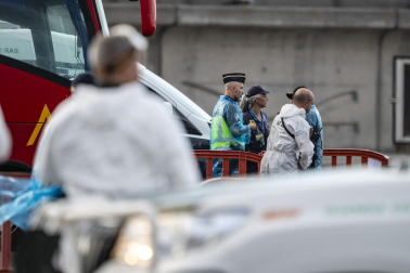 Fotos del desembarco de los pasajeros del crucero MV Hondius y su traslado al aeropuerto de Tenerife Sur