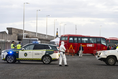 Fotos del desembarco de los pasajeros del crucero MV Hondius y su traslado al aeropuerto de Tenerife Sur