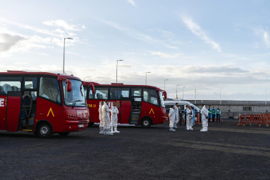 Fotos del desembarco de los pasajeros del crucero MV Hondius y su traslado al aeropuerto de Tenerife Sur