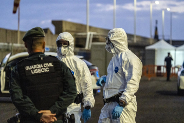 Fotos del desembarco de los pasajeros del crucero MV Hondius y su traslado al aeropuerto de Tenerife Sur