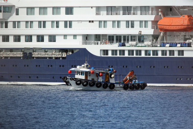 Fotos del desembarco de los pasajeros del crucero MV Hondius y su traslado al aeropuerto de Tenerife Sur