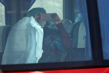 Fotos del desembarco de los pasajeros del crucero MV Hondius y su traslado al aeropuerto de Tenerife Sur