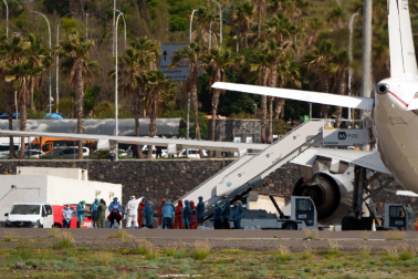 Fotos del desembarco de los pasajeros del crucero MV Hondius y su traslado al aeropuerto de Tenerife Sur