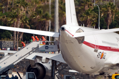 Fotos del desembarco de los pasajeros del crucero MV Hondius y su traslado al aeropuerto de Tenerife Sur