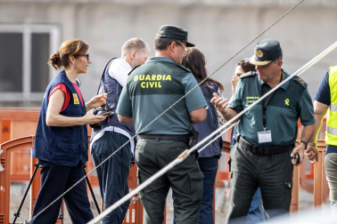 Fotos del desembarco de los pasajeros del crucero MV Hondius y su traslado al aeropuerto de Tenerife Sur