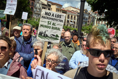 Fotos de la manifestación convocada por la Coordinadora de Plataformas Vecinales contra las plantas de biogás en Navarra