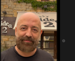 El humorista Goyo Jiménez, en la puerta del asador Bidea 2.