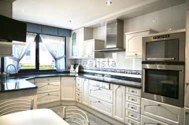 Cocina completamente amueblada