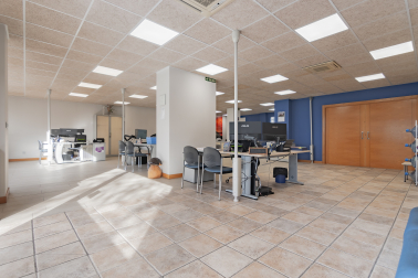Se vende o alquila local de 168m² en Cuatrovientos