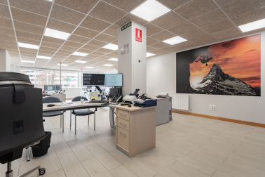 Se vende o alquila local de 168m² en Cuatrovientos