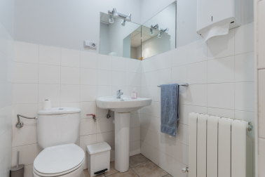 Se vende o alquila local de 168m² en Cuatrovientos