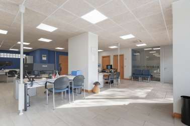 Se vende o alquila local de 168m² en Cuatrovientos