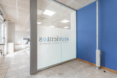 Se vende o alquila local de 168m² en Cuatrovientos