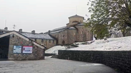 El santuario de San Miguel de Aralar ha amanecido este viernes, día de San Isidro, cubierto de blanco.