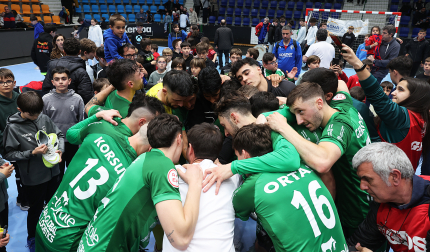 Los jugadores vencieron en el pabellón Anaitasuna y certificaron la permanencia en la máxima categoría