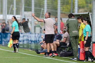 Josu Domínguez, técnico de Osasuna, en el duelo de ida ante el Villarreal