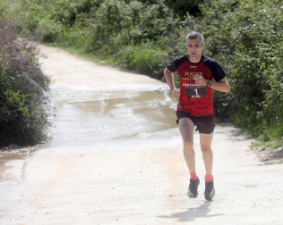 Participantes en el I Cross de Úcar disputado este domingo, 17 de mayo
