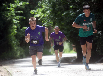Participantes en el I Cross de Úcar disputado este domingo, 17 de mayo