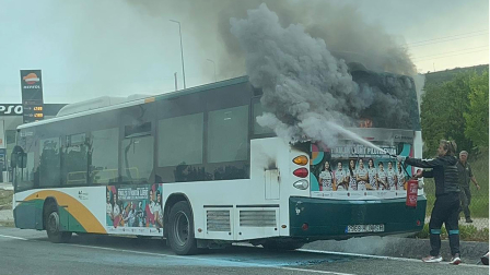 Vídeo: una villavesa ardiendo causa retenciones en la Ronda de Pamplona