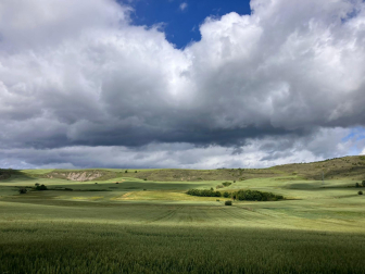 Nubes y claros sobre la comarca de Pamplona el viernes por la tarde
